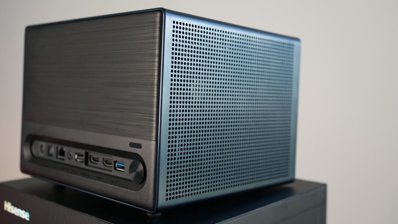 Hisense C1 - tył