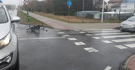 Potrącenie rowerzysty na przejeździe rowerowym. Mężczyzna z obrażeniami ciała trafił do szpitala