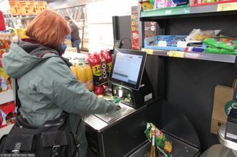 Kasy samoobsługowe miały zastąpić pracowników. Niekiedy są udręką klientów i kasjerów