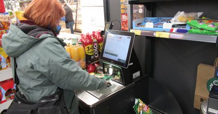 Kasy samoobsługowe miały zastąpić pracowników. Niekiedy są udręką klientów i kasjerów