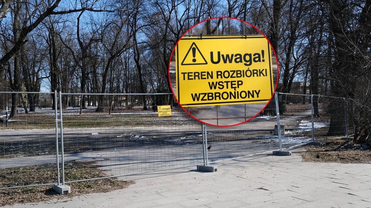 Tabliczka z informacją o terenie rozbiórki i zakazie wstępu na ogrodzeniu Parku Bronowice w Lublinie