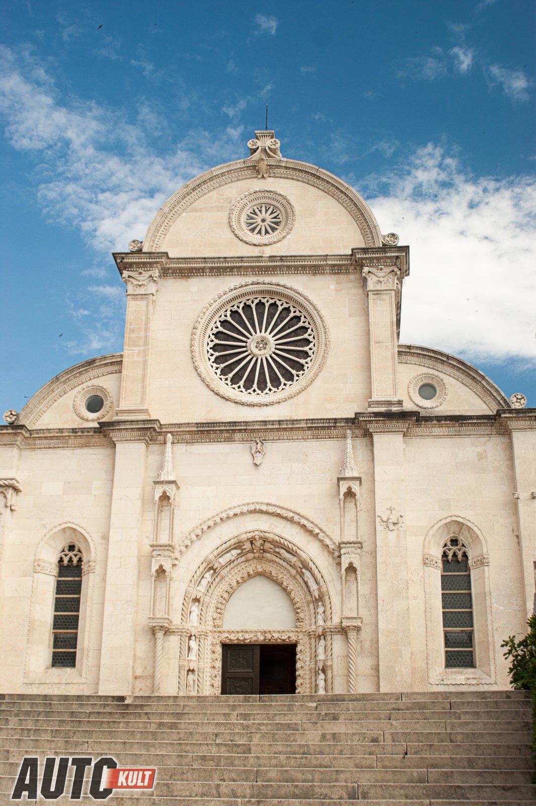 Katedra św. Jakuba w Szybeniku jest na wzniesieniu i wyróżnia się na tle innych budowli.