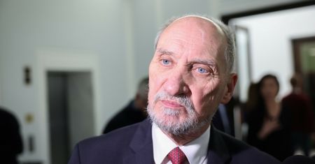 "Skandaliczna decyzja". Otoczenie Macierewicza atakuje