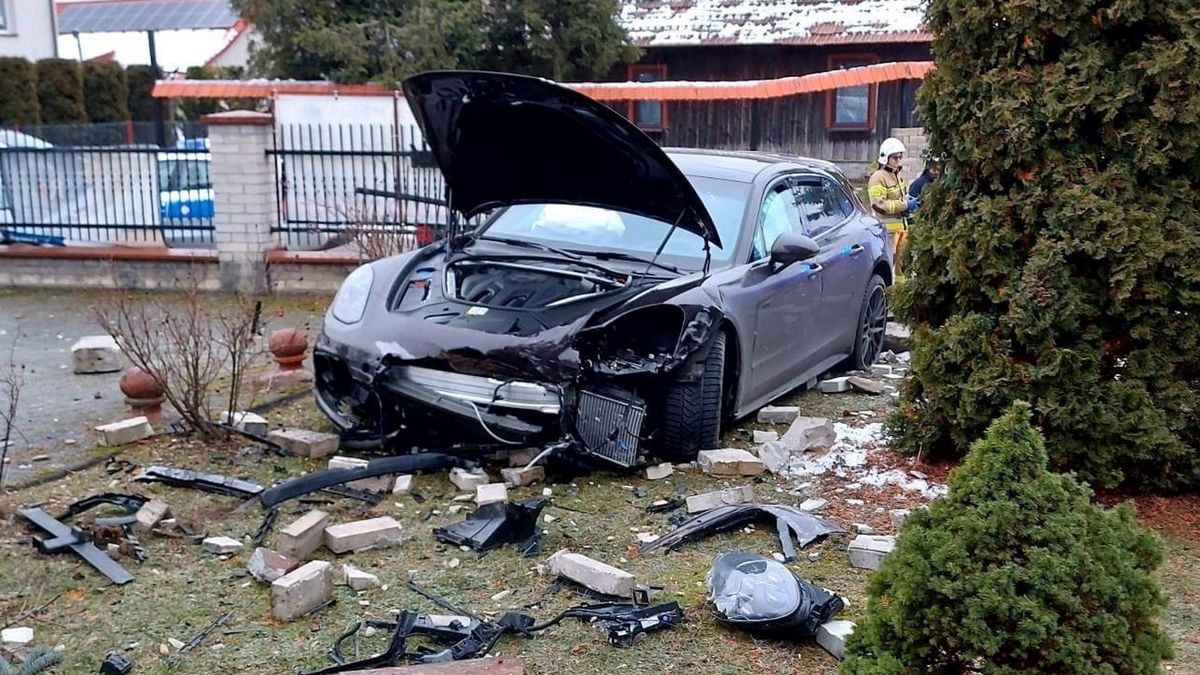 Porsche wylądowało na terenie parafii