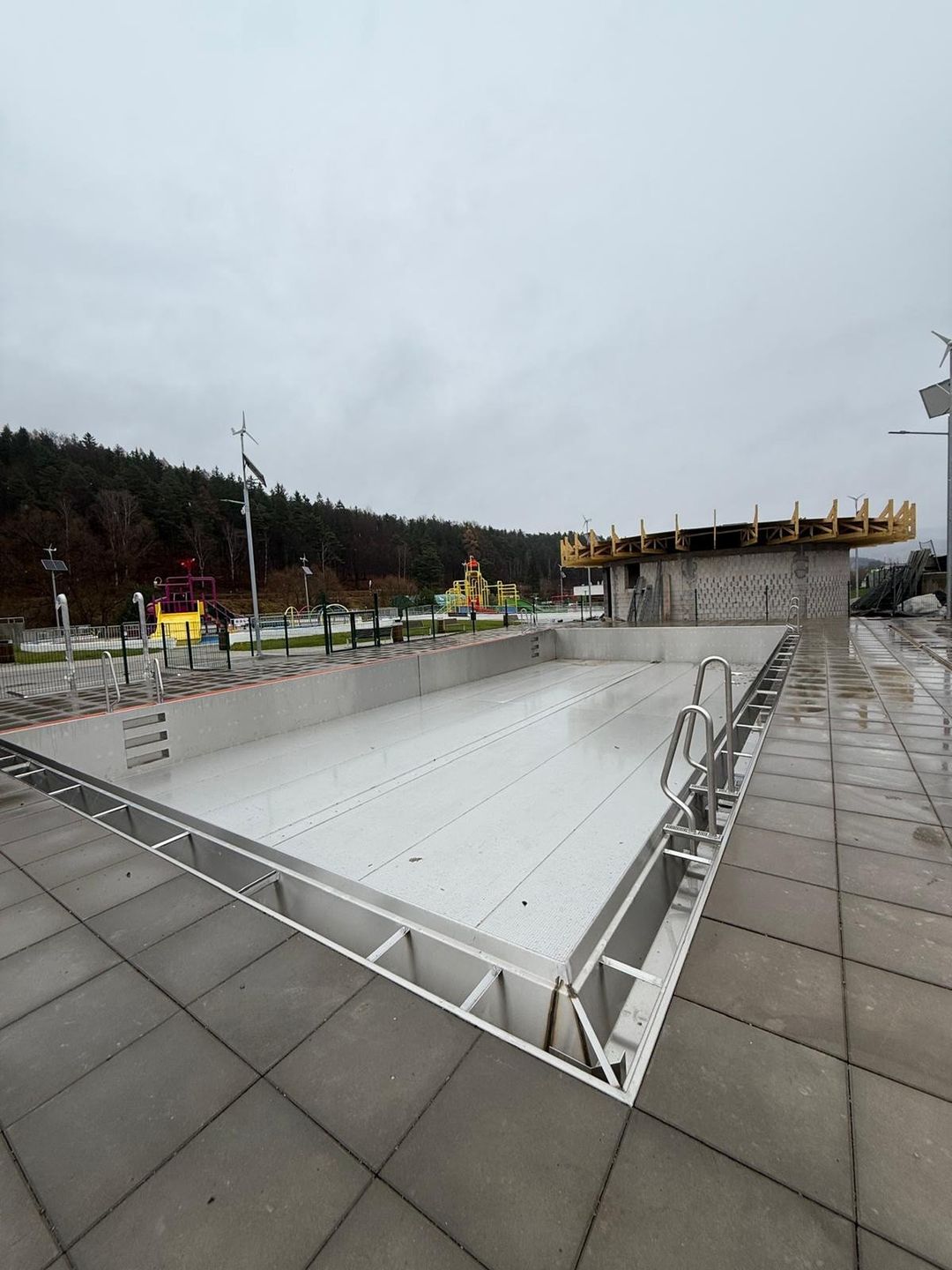 W lipcu otwarto w Jedlinie-Zdroju Letni Park Wodny. Teraz w poblizu powstaje większy basen