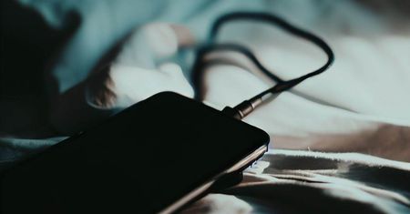Podłączasz ładowarkę na noc? Natychmiast przestań. Ekspert ostrzega