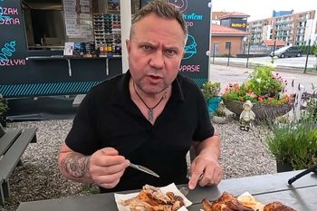 Strzelczyk sprawdził kurczaki z rożna w Kołobrzegu. Już po pierwszym kęsie wiedział, że dostał nieświeżego