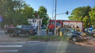 Słupsk: Groźny wypadek na skrzyżowaniu Szczecińska-Kossaka. Policja odgrodziła teren