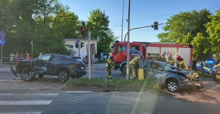 Słupsk: Groźny wypadek na skrzyżowaniu Szczecińska-Kossaka. Policja odgrodziła teren