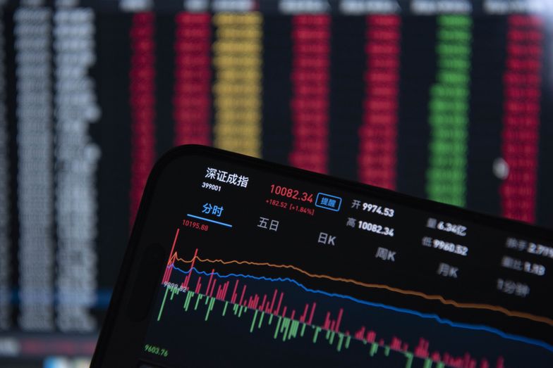 HAIAN, CHINA - MAY 6, 2025- The closing point of the Chinese stock index shown on a smartphone in Haian City, Jiangsu Province, China on May 6, 2025. (Photo credit should read CFOTO/Future Publishing via Getty Images)