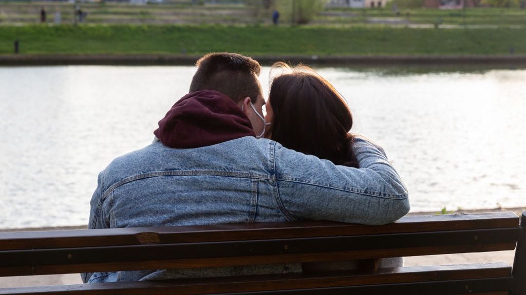 Czy można się całować, gdy obowiązuje nakaz noszenia maseczek?