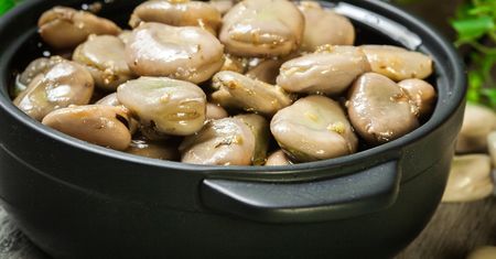Zapomnij o klasycznej wersji. Bób po sycylijsku smakuje obłędnie