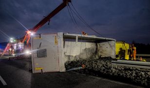 Węgiel na jezdni. Na A4 przewróciła się ciężarówka