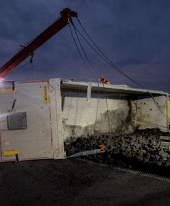 Węgiel na jezdni. Na A4 przewróciła się ciężarówka