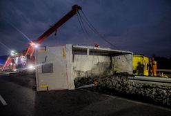 Węgiel na jezdni. Na A4 przewróciła się ciężarówka