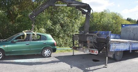 Złodzieje samochodów zatrzymani na gorącym uczynku. Wykorzystywali do tego dźwig HDS