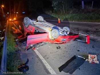 Bukowina Tatrzańska: 18-latek zabrał koleżankę na nocną przejażdżkę. Seicento dachowało