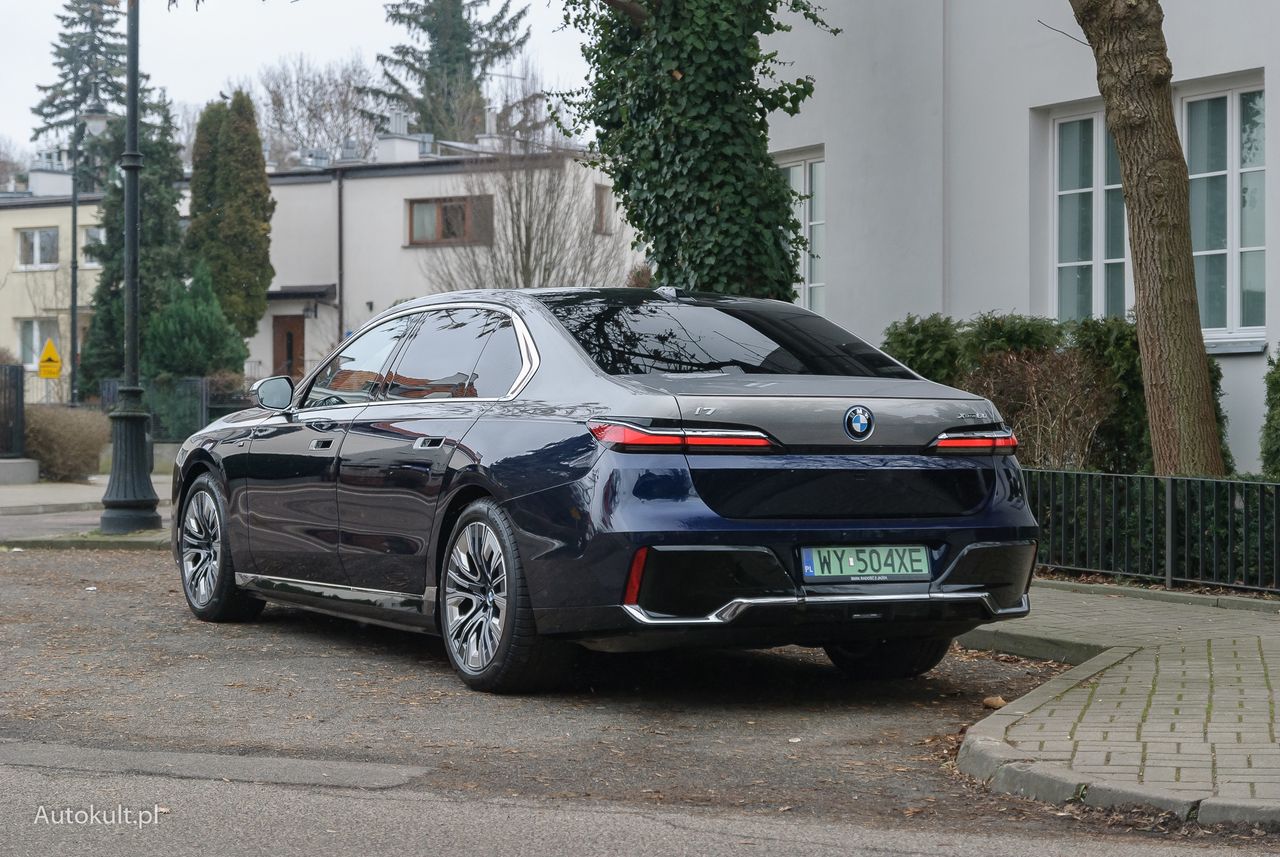 BMW i7