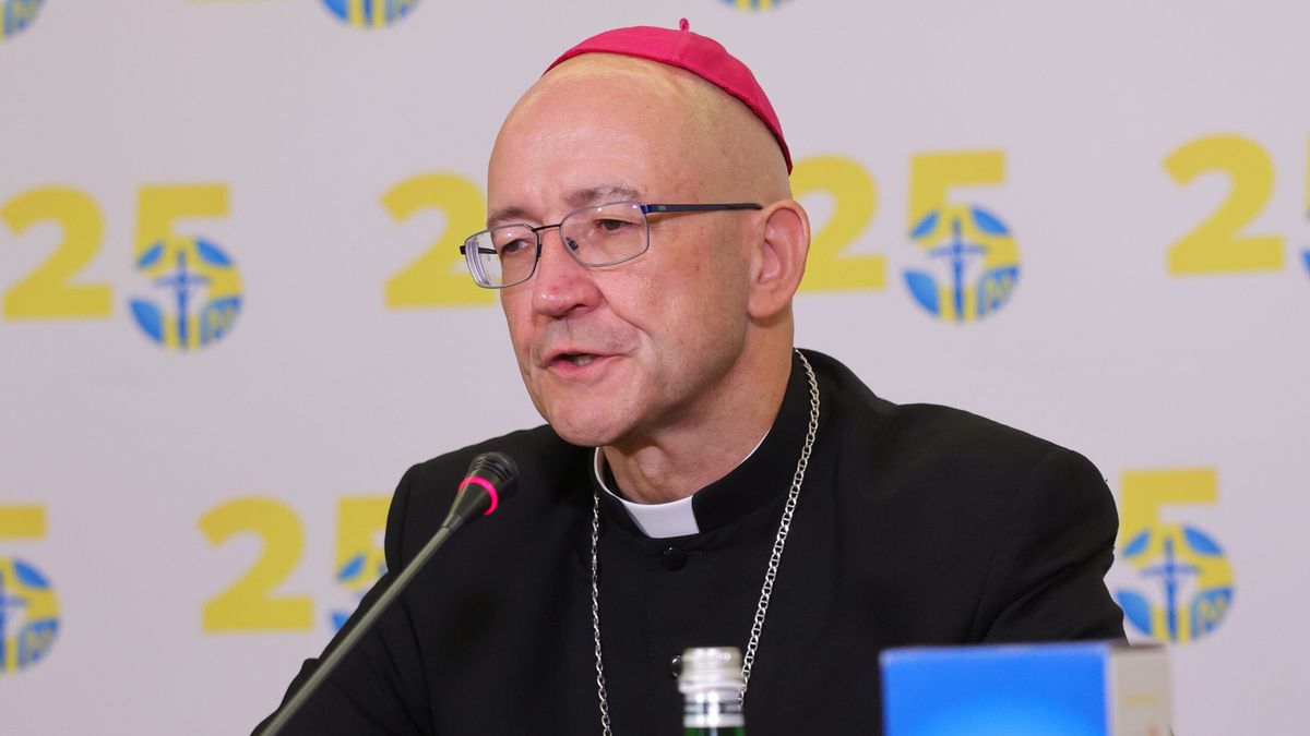 Warszawa, 02.10.2024. Przewodniczący Rady Fundacji "Dzieło Nowego Tysiąclecia", metropolita warszawski abp Adrian Galbas podczas konferencji prasowej w Domu Arcybiskupów w Warszawie, 2 bm. Na spotkaniu poinformowano, że tegoroczny 25. Dzień Papieski obchodzony będzie 12 października pod hasłem ?Święty Jan Paweł II. Prorok nadziei?. (mr) PAP/Szymon Pulcyn