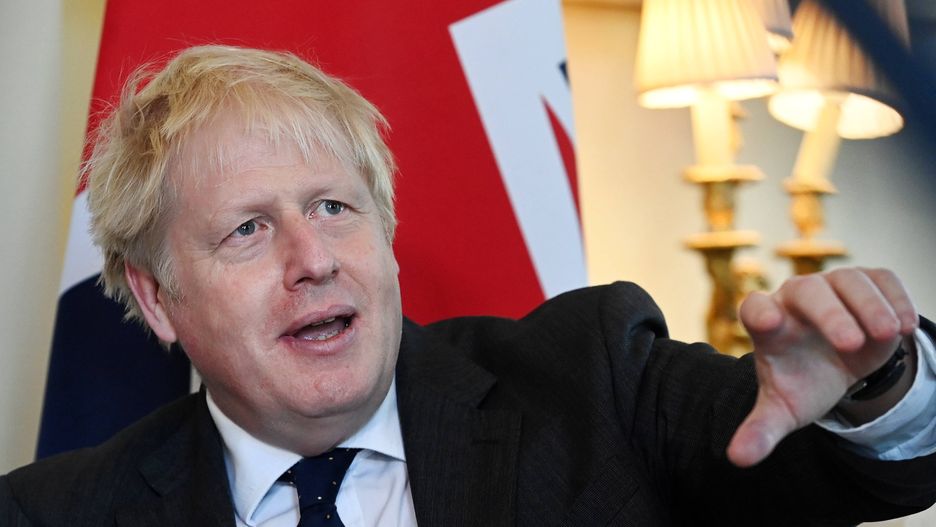 Crown Prince of Abu Dhabi Sheikh Mohammed bin Zayed Al Nahyan visits UKepa09471380 British Prime Minister Boris Johnson during a meeting with the Crown Prince of the Emirate of Abu Dhabi at 10 Downing Street in London, Britain, 16 September 2021. According to reports the UAE is signing a five year deal committed to invest in UK infrastructure, clean energy and technology worth some ten billion pounds to the UK.  EPA/ANDY RAIN Dostawca: PAP/EPA.ANDY RAIN
