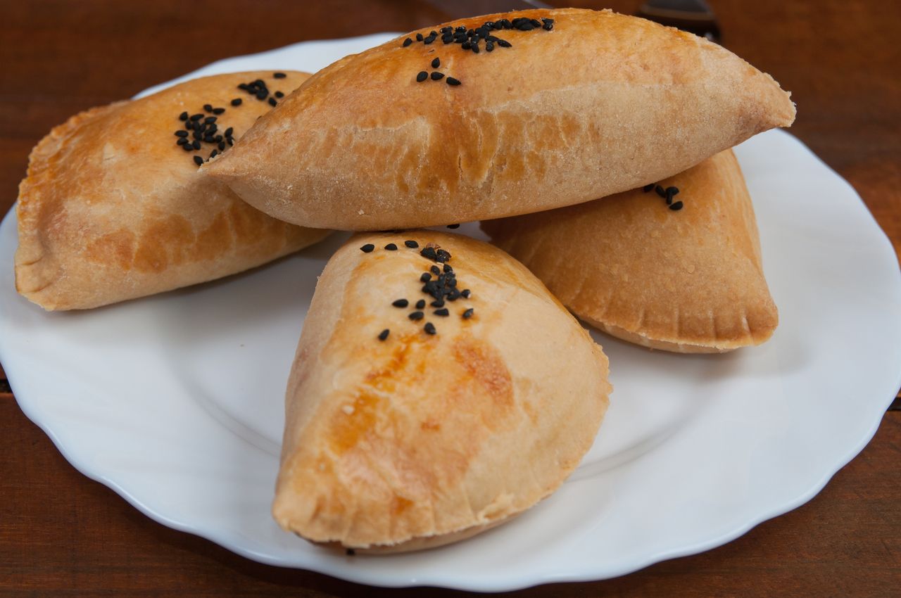 Są smaczniejsze nawet od ruskich. Chrupiące pierożki z wiosennym farszem