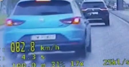 Zrobił to na oczach policjantów. Tłumaczenie zwala z nóg