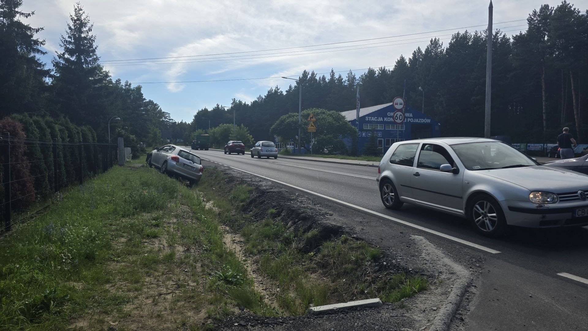 Zderzenie dwóch samochodów osobowych na DW 266 w Odolionie