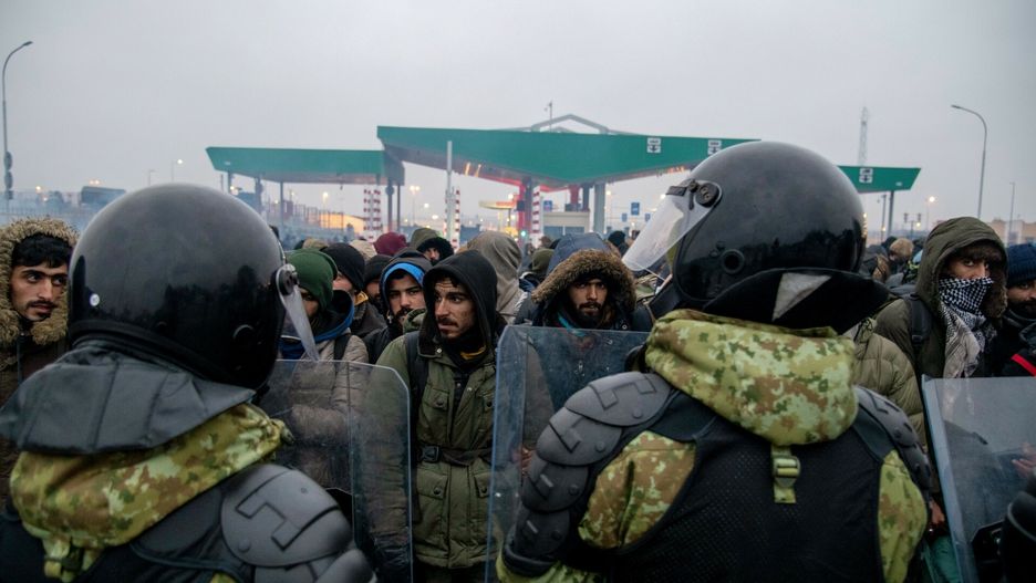 Migranci gromadz? si? przy przej?ciu granicznym w Ku?nicyA group of migrants head to a nearby shelter after a day of clashes with Polish security forces at the Kuznica-Bruzgi border checkpoint in Belarus, Nov. 16, 2021. The images at the Belarus-Poland border look familiar, but this emergency has little in common with previous waves of people from Syria, Myanmar and Afghanistan. (James Hill/The New York Times)JAMES HILL