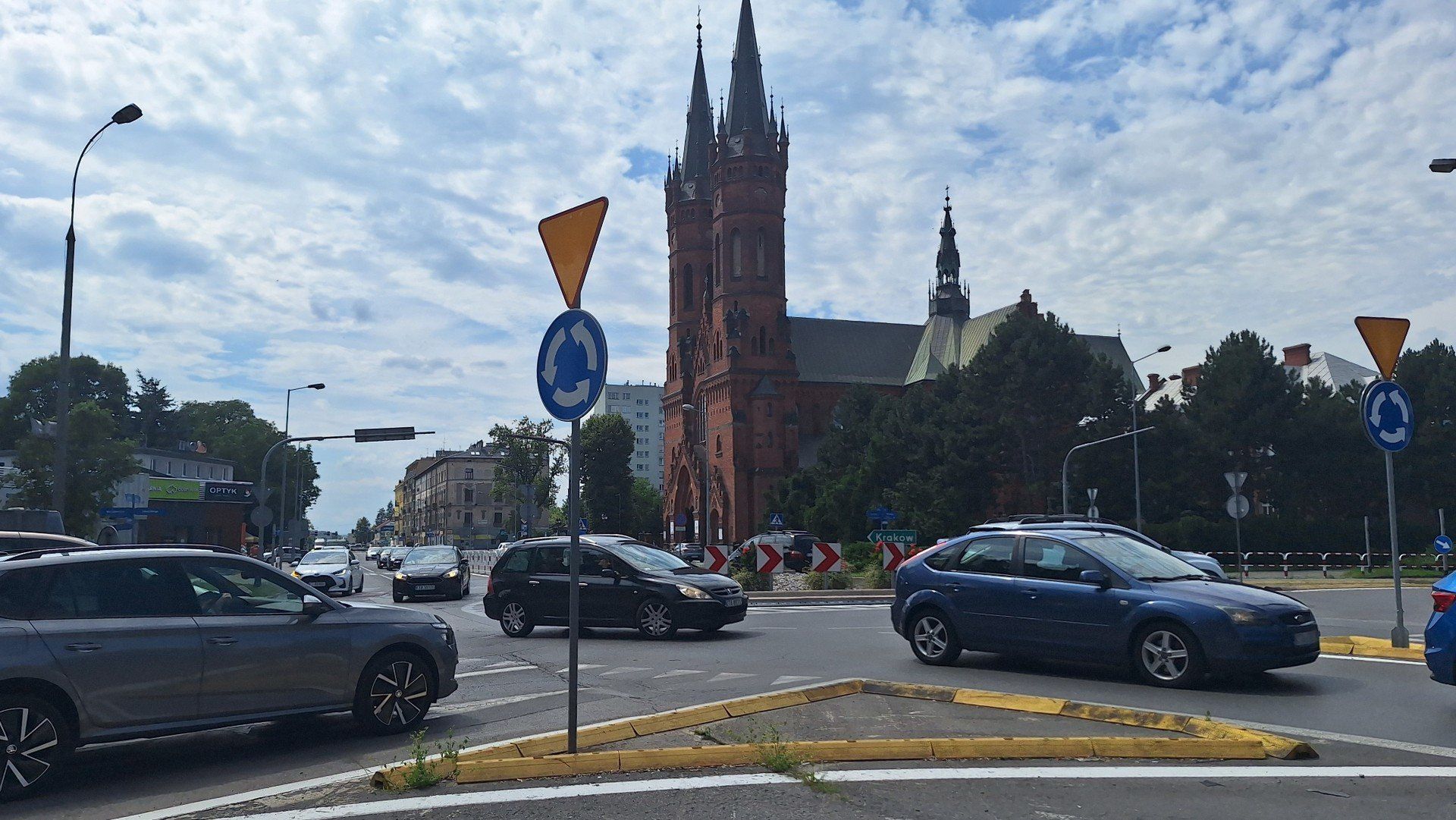 Dotychczasowe rondo tymczasowe na skrzyżowaniu Krakowskiej z Sikorskiego i Narutowicza ma zostać zastąpione stałym, turbinowym z dodatkowym buspasem oraz przejściem podziemnym