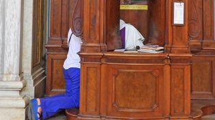 Kobiety robią to inaczej. Ksiądz ujawnia prawdę o spowiedzi