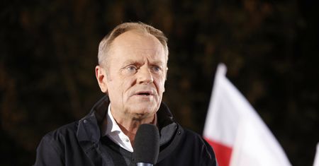 Nagle na scenie pojawili się funkcjonariusze. Zaprosił ich sam Tusk