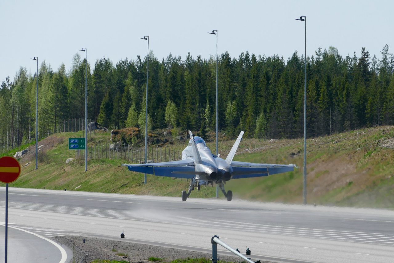 Finnische Luftstreitkräfte meistern Autobahnlandungen mit F/A-18