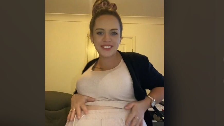 Niewielka mama z dużym brzuszkiem. "Wygląda, jakby spodziewała się trojaczków"