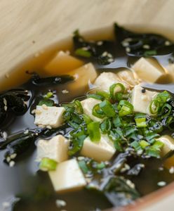 Zupa miso – co to jest i jak ją samodzielnie przyrządzić?