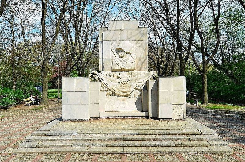 Pomnik Żołnierzy Radzieckich wymazany fekaliami