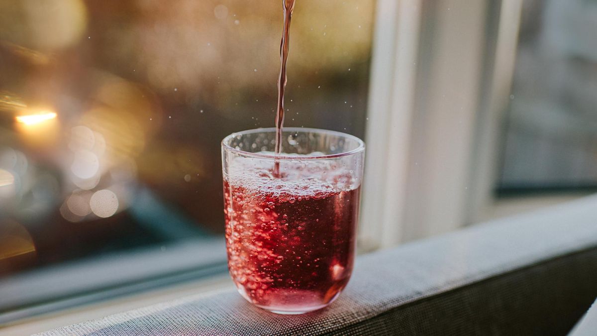 Czerwień allura można znaleźć w gazowanych napojach, słodyczach, żelkach, konserwach czy produktach instant