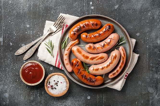 Rodzaje kiełbasy na grilla – jak grillować białą kiełbasę, kaszankę i inne