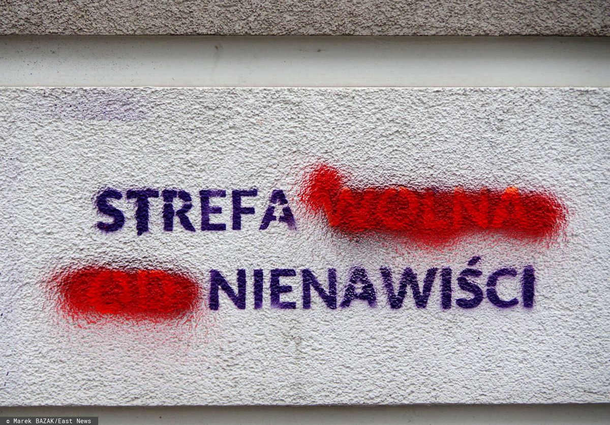 Napis na murze budynku częściowo zamalowany zmieniający znaczenie: Strefa (wolna od) nienawiści...