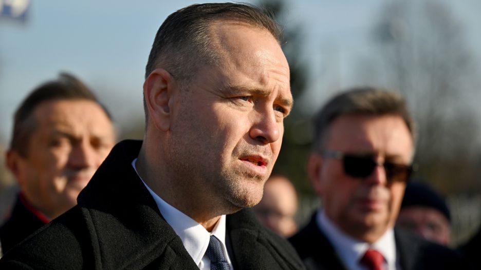 Włoszczowa, 25.11.2024. Prezes Instytutu Pamięci Narodowej, kandydat Komitetu Obywatelskiego w wyborach prezydenckich, popierany przez Prawo i Sprawiedliwość, Karol Nawrocki na konferencji prasowej we Włoszczowej, 25 bm. (mr) PAP/Piotr Polak