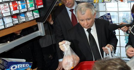 Prezes PiS zrobił zakupy i narzekał na ceny. Sprawdzili, ile teraz kosztuje "koszyk Kaczyńskiego"