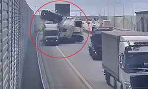 Kraksa na A1. Uderzył w ciężarówkę. Policja zna powód