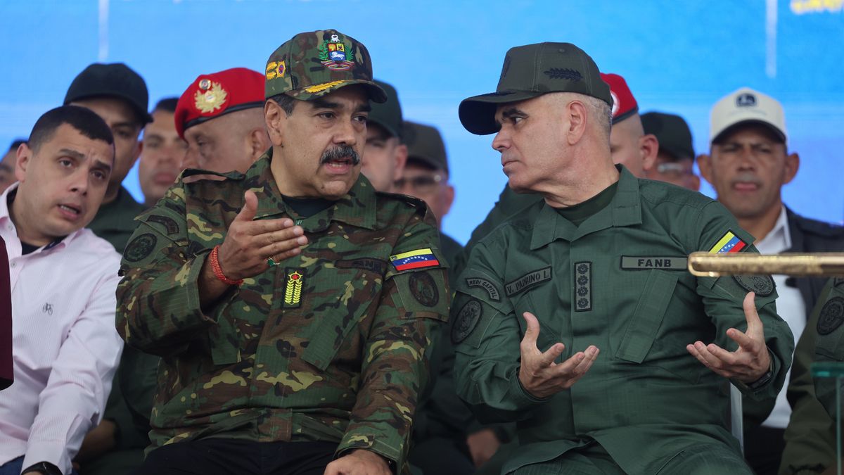 (FILE) - Venezuelan President Nicolas Maduro (L) speaks with Venezuelan Minister of Defence Vladimir Padrino Lopez during an event in Caracas, Venezuela, 25 November 2025 (reissued 03 January 2026). US President Trump has announced that the United States has 'successfully captured' Venezuelan leader Nicolas Maduro and his wife following a series of large-scale military strikes on Caracas on 03 January 2026. The Venezuelan government has accused Washington of launching a wave of military attacks against civilian and military targets across the country early 03 January morning. EPA/MIGUEL GUTIERREZ Dostawca: PAP/EPA.