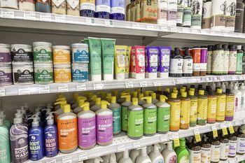 Szturmują drogerie podczas upałów. "Zmieniają się w prawdziwą dżunglę"