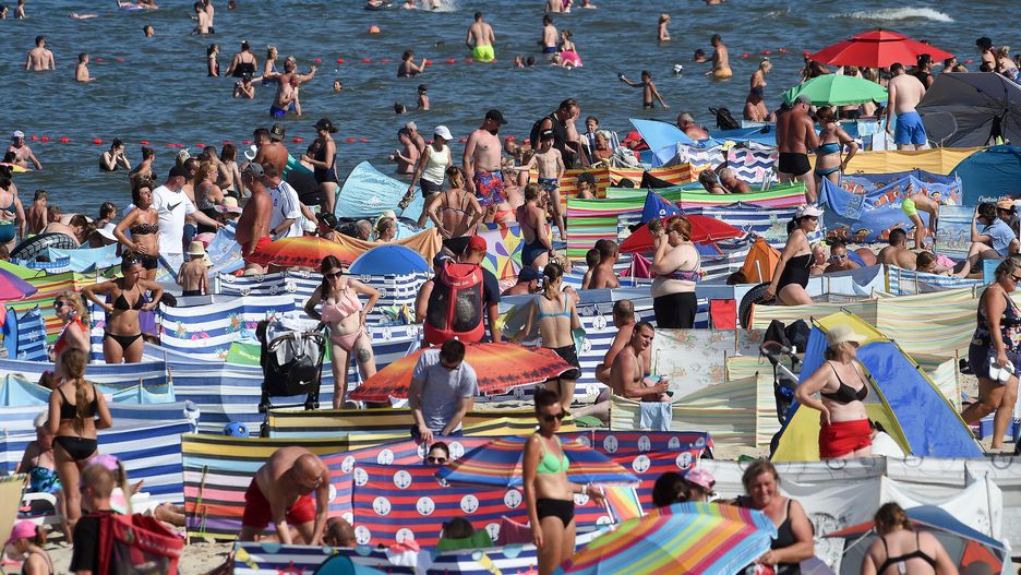 Upalny dzien we Wladyslawowie
Wladyslawowo, 15.08.2023 r. Turysci w upalny ostatni dzien dlugiego sierpniowego weekendu na plazy we Wladyslawowie.,Image: 797379135, License: Rights-managed, Restrictions: , Model Release: no, Credit line: Lukasz Dejnarowicz / Forum
Lukasz Dejnarowicz / Forum
pogoda, wakacje, plaza, plazowanie, morze, baltyk, urlop, wypoczynek, turystyka, polskie wybrzeze, temperatura, slonecznie, upal, parawan, parawaning, kapiel