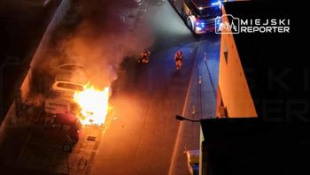 Warszawa: Pożar trzech samochodów na Woli. Trwa akcja gaśnicza