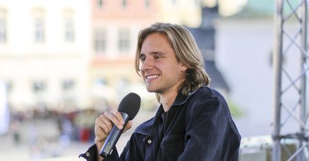 Maciej Musiał ma dopiero 26 lat. Właśnie kupił działkę i zapłacił za nią fortunę