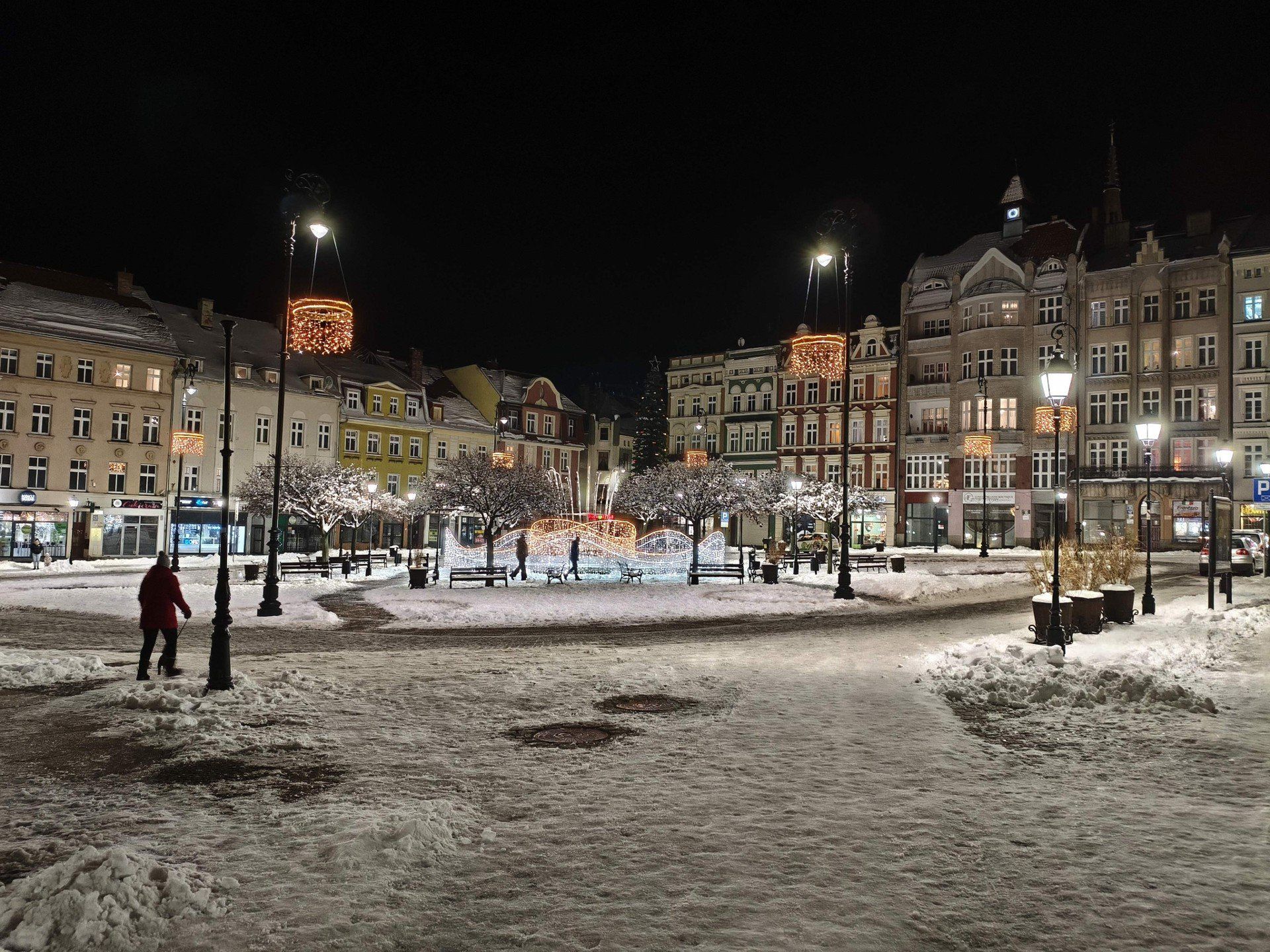 Centrum Wałbrzycha w śniegu i z nowymi ozdobami świątecznymi 2025/2026
