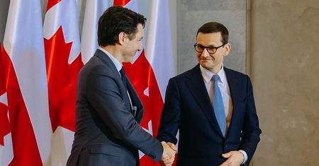 "Sankcje muszą być silne". Morawiecki rozmawiał z Trudeau o uniezależnieniu od Rosji