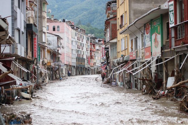 Heavy rains cause floods in KastamonuKASTAMONU, TURKEY - AUGUST 12: Search and rescue works are carried out at flood-devastated areas after heavy rain rains caused floods in Bozkurt district of Kastamonu, Turkey on August 12, 2021. Bilal Kahyaoglu / Anadolu Agency/ABACAPRESS.COM 
Dostawca: PAP/AbacaAA/ABACAflood, weather