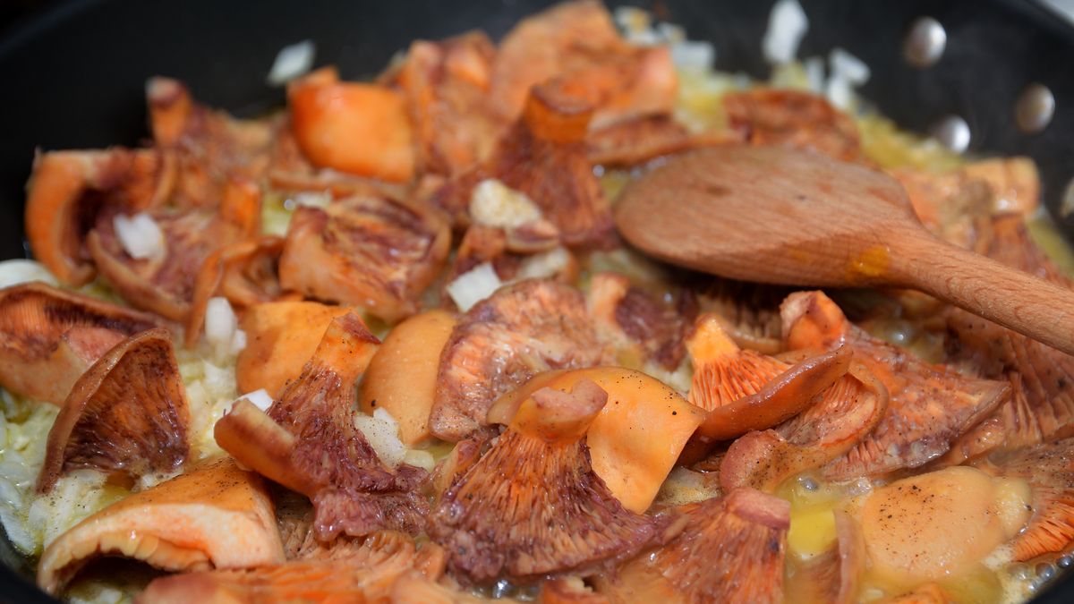 Rydze przesmażone z cebulą to świetna baza do jajecznicy